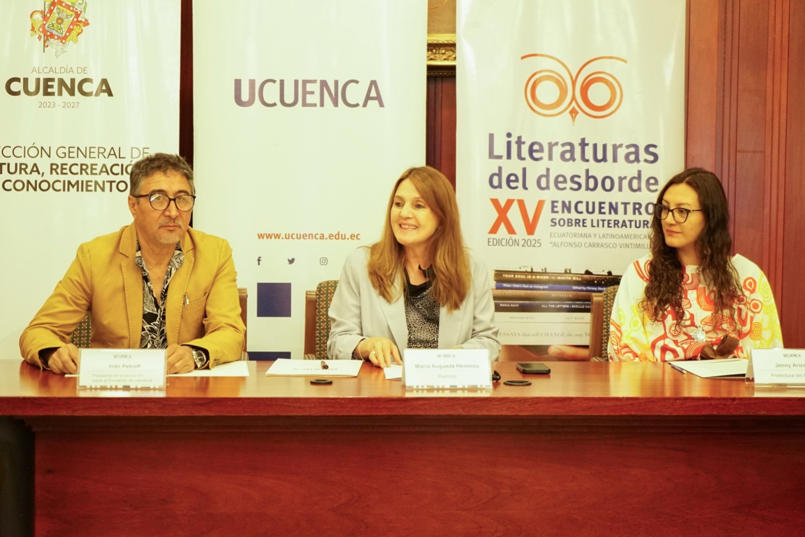 Iván Petroff, presidente del Encuentro; María Augusta Hermida, rectora de la Universidad de Cuenca; y Jenny Arízaga, coordinadora de Cultura Prefectura del Azuay.